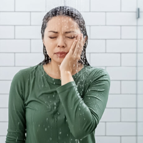 کاربران ایرانی در جستجوهای گوگل اغلب عباراتی مانند " آیا بعد از کشیدن دندان میتوان حمام کرد؟ "، "حمام بعد کشیدن دندان"، "دوش بعد کشیدن دندان عقل" یا "مراقبت بعد کشیدن دندان" را سرچ می‌کنند، که نشان‌دهنده نیاز به محتوای دقیق و کاربردی است. این مقاله با تمرکز بر تجربه واقعی بیماران و توصیه‌های متخصصان، به شما کمک می‌کند تا با اطمینان کامل مراحل بهبودی را طی کنید.